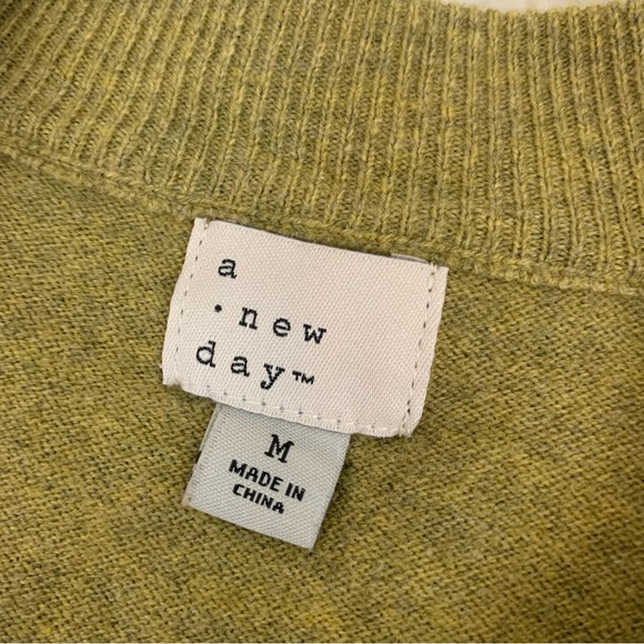 ✨5 FOR $25✨  A New Day green lightweight body sweater crew neck - Picture 3 of 6